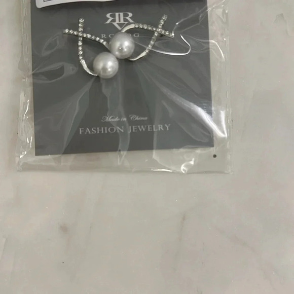 NWT Fashion Pear Rhinestone Earrings - Picture 2 of 2